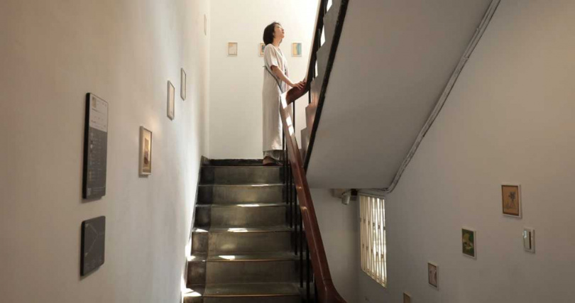「當我不在了」以樓梯做為展間，每一階都像是呼應展覽主題「時間」的離去與更迭，有不少旅人還會留下小紙條訴說觀展心情。（圖／林士傑攝）