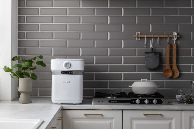 SmartCara 極智美型廚餘機讓使用者輕鬆完成處理廚餘三步驟，可減少 90% 的廚餘體積，運作時平均噪音僅有 26.5 分貝