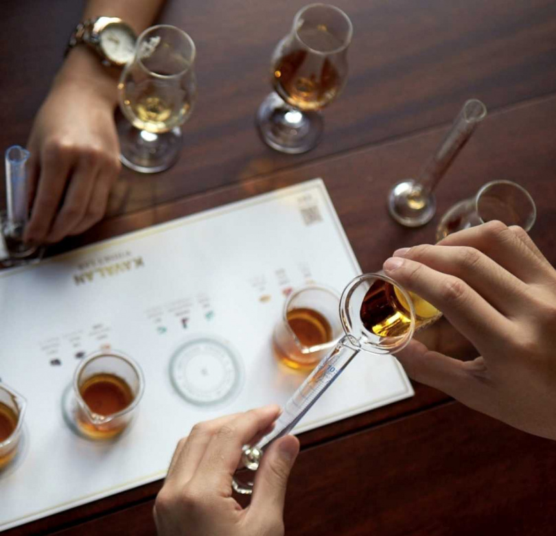 礁溪晶泉丰旅同步推出「秋醇」威士忌品酒住房秋季專案，與宜蘭「金車葛瑪蘭酒廠」合作，兩人成行最低每人每晚2,900元起，即可「三重奏套組」威士忌。