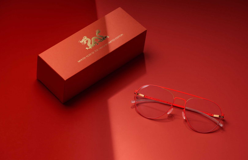 極受歡迎的EERO光學眼鏡將以香檳金／龍紅色呈現，不僅為你帶來視覺上的愉悅更呈現畫龍點睛的概念，使其成為獨一無二的珍藏品。