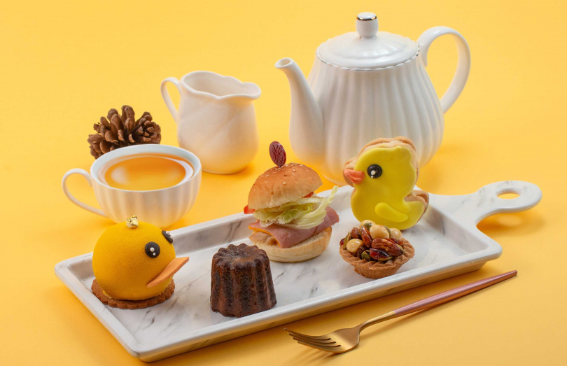 高雄漢來大廳酒廊推出黃色小鴨主題下午茶套餐，內容各式小鴨造型甜點。（圖／漢來美食提供）