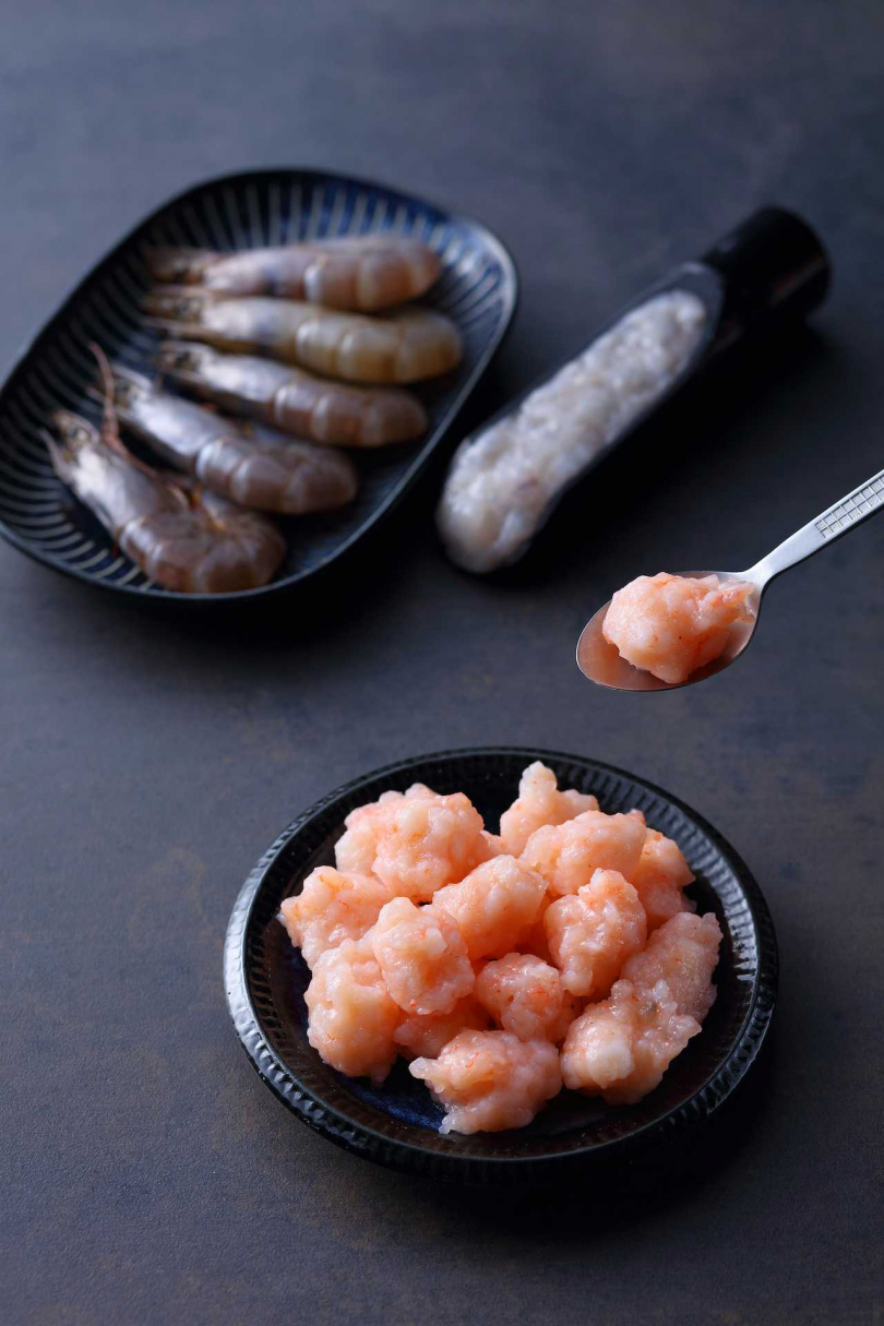 使用高達90％比例製作的蝦滑，可以吃到真正鮮蝦的鮮美（圖／刁民酸菜魚提供）
