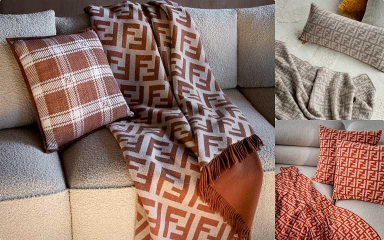   FF logo 圖案雙層羊絨的家居織品以中性色和經常出現的磚紅色為特色，各種尺寸的靠墊和柔軟毯子為任何房間增添 FENDI 想要為使用者帶來的舒適觸感。（圖／品牌提供）