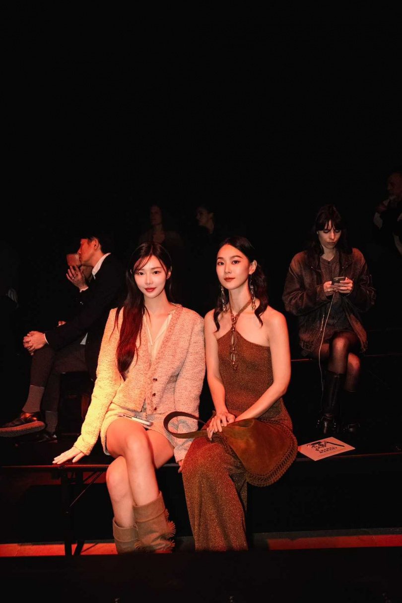 鍾瑶（右）與《單身即地獄》爆紅的李時安同場看秀。（圖／星星相藝） 