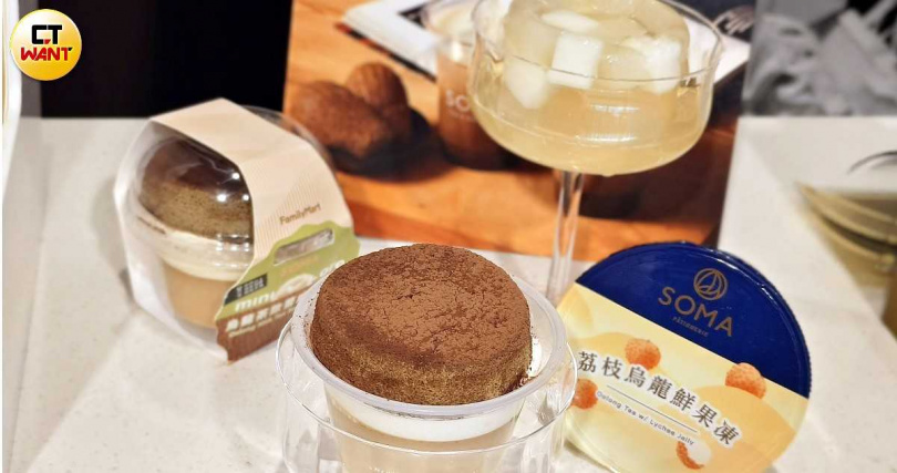 「SOMA烏龍茶歐蕾戚風布丁」（左，65元）、「SOMA 荔枝烏龍果凍」。（40元，圖／魏妤靜攝）