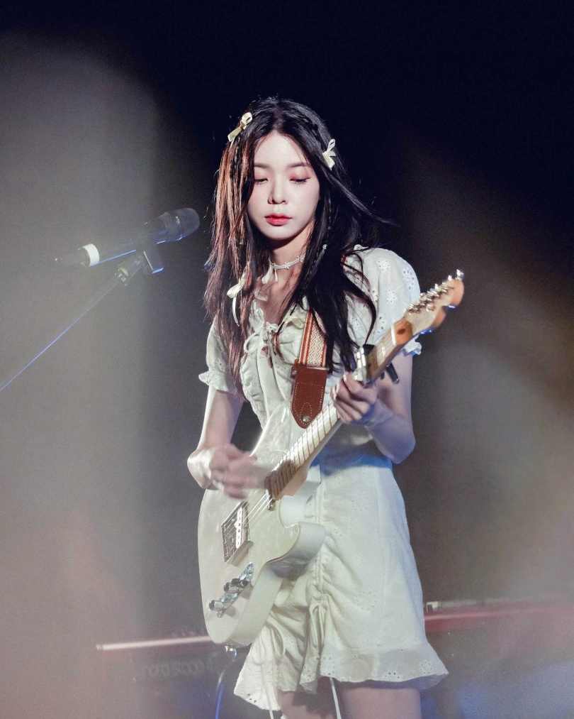 裴安師姐陳華舞台上擔任吉他手與開場嘉賓的女孩。(圖/鮪魚肚影音提供)