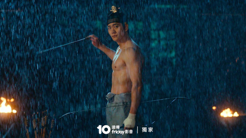 姜泰伍在劇中展現好身材。(圖/friDay影音提供)