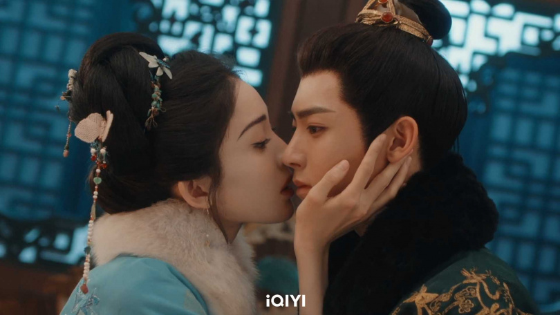 古力娜扎爆料侯明昊一拍吻戲就笑場。（圖／iQIYI愛奇藝國際站）