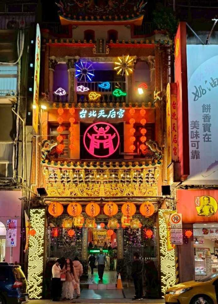 台北天后宮樓面展出別緻的手工花燈，展現艋舺深厚的歷史文化底蘊。（圖／臺北市政府觀光傳播局提供）