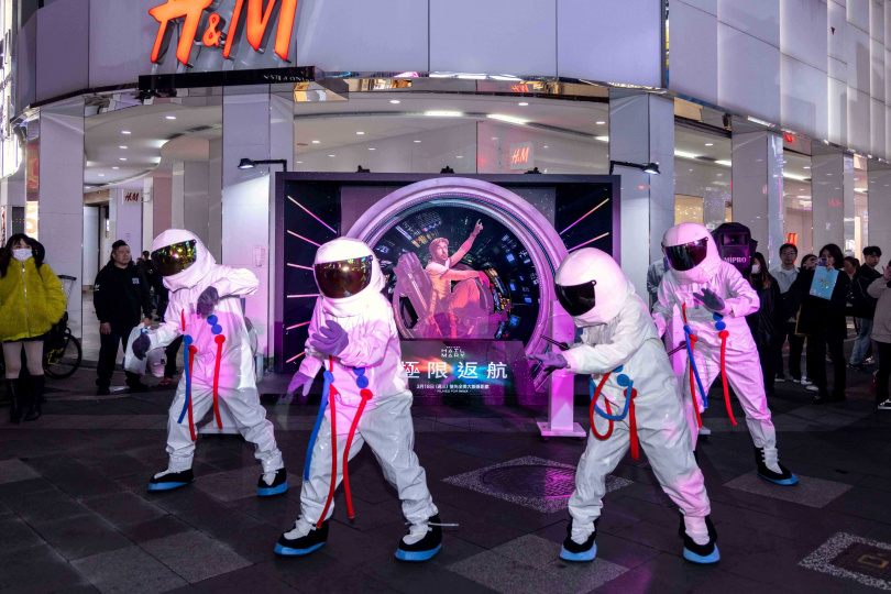 《極限返航》的快閃太空人宇宙漫步舞蹈。(圖/索尼影業提供)