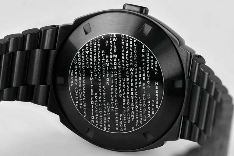 錶底刻有影迷一眼可辨的數位雨滴圖案，致敬《駭客任務》電影經典元素。（圖╱HAMILTON提供）