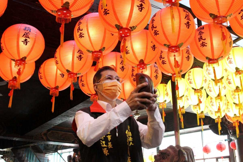 台北葫蘆寺董事長郭江源自舉辦「擲筊」後，每年已成年度盛事。