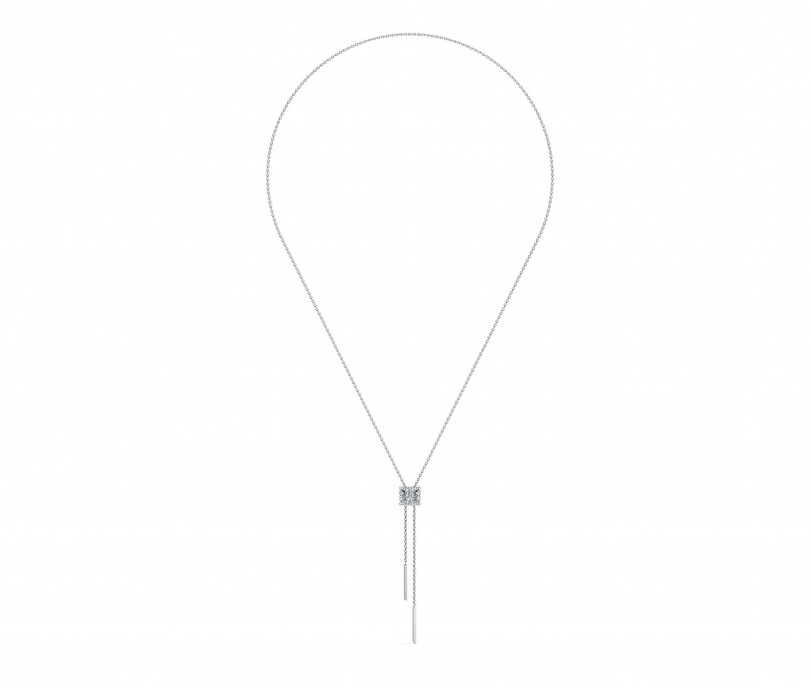 Dewdrop 18K白金可調節式項鍊作為長項鍊佩戴。（圖／品牌提供）