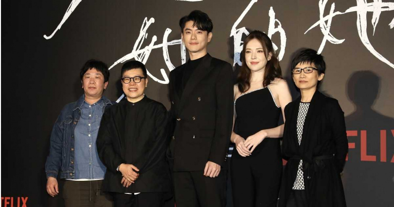 編劇溫郁芳（左起）、總監製葉如芬以及演員李程彬、許瑋甯、導演卓立出席記者會。（圖／Netflix提供）
