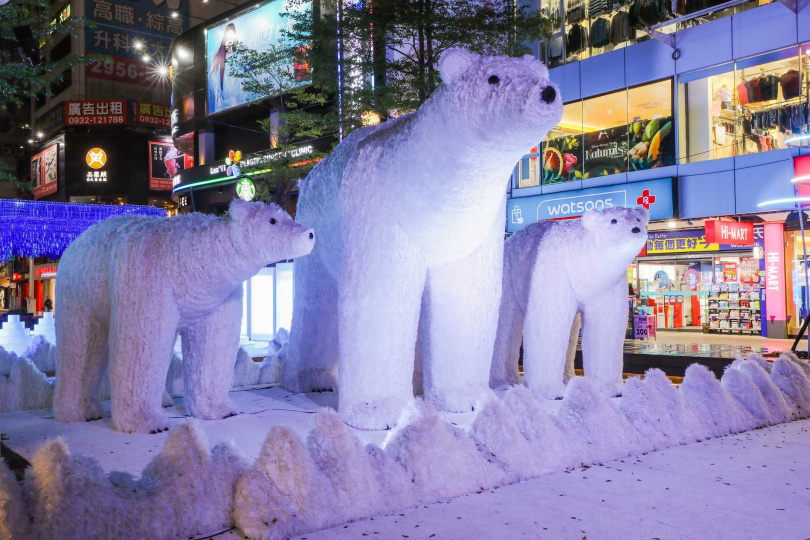 有著呆萌表情的北極熊就位於府中捷運站出口商圈，吸引民眾拍攝。（圖／趙文彬攝）