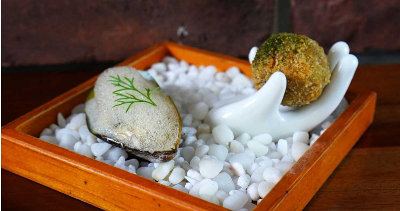 以西班牙Tapas為靈感的「淡菜」（左）、「松露蘑菇奶油球」。