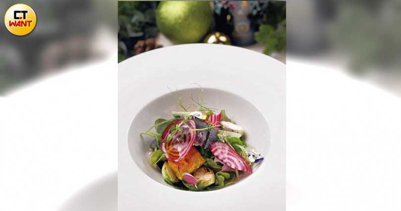 「普羅旺斯花園沙拉」選用農場有機生菜，客人可以自選喜歡的蔬菜及醬料做搭配。（圖／于魯光）