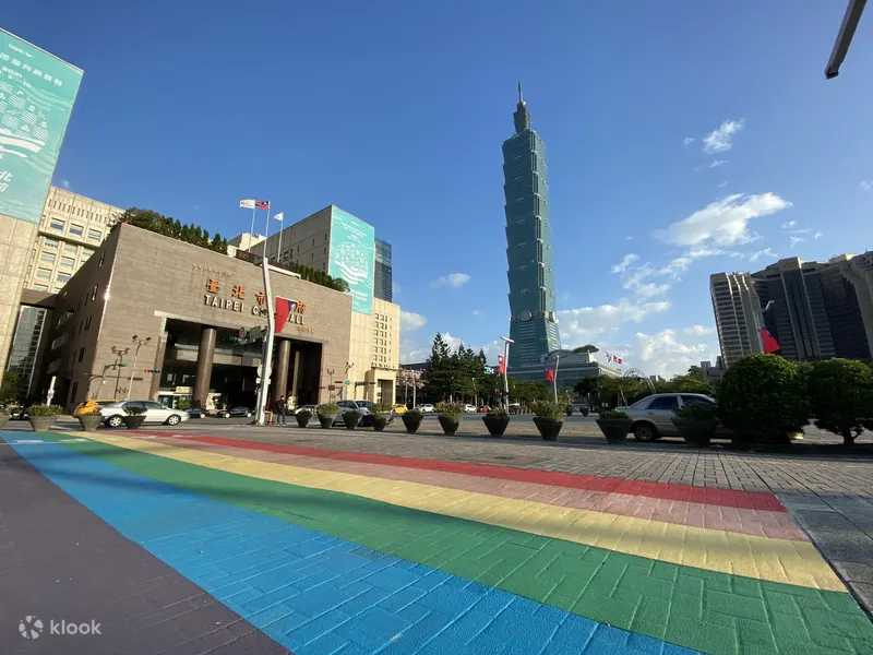  10月限定的台灣彩虹平權之旅將從台北市政府前「彩虹起跑線」開始，探索平權之路的多個重要景點。