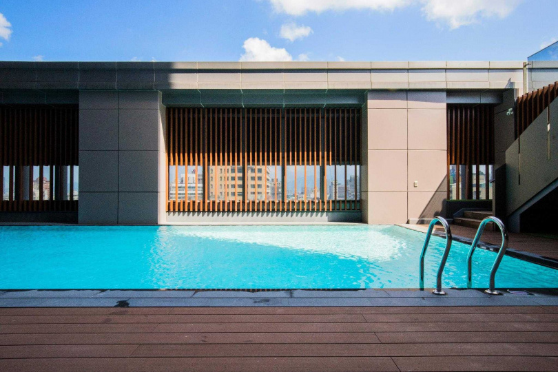 西門商圈擁有許多質感的星級飯店，例如從Klook上可選擇擁有高空泳池的凱達大飯店。
