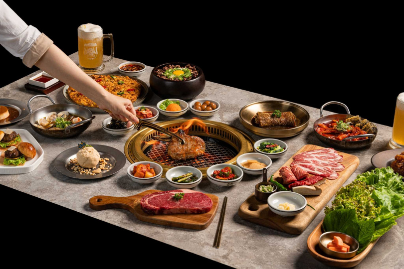 Ribbon醴本韓國正統燒肉套餐提供九種韓式小菜和包肉生菜無限續點，及道地韓鍋、韓式炸雞等正宗韓食。(圖／Ribbon提供）