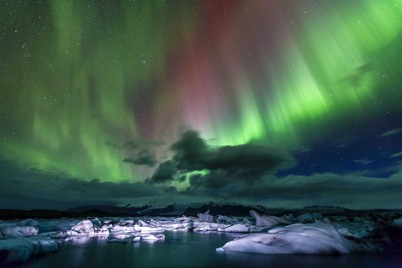 「冰島極光藍冰洞極光船9日」前往冬季限定的藍冰洞健行，再搭乘極光船從海上探索神秘綠光跳耀於廣闊的海陸之間。