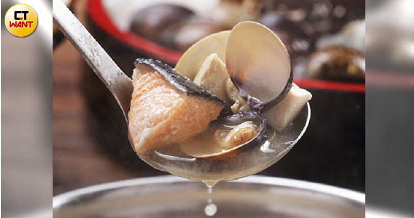 個人鍋湯底的最佳選擇之一，是做為北海道傳統鍋物代表的石狩鍋。（圖／于魯光攝）