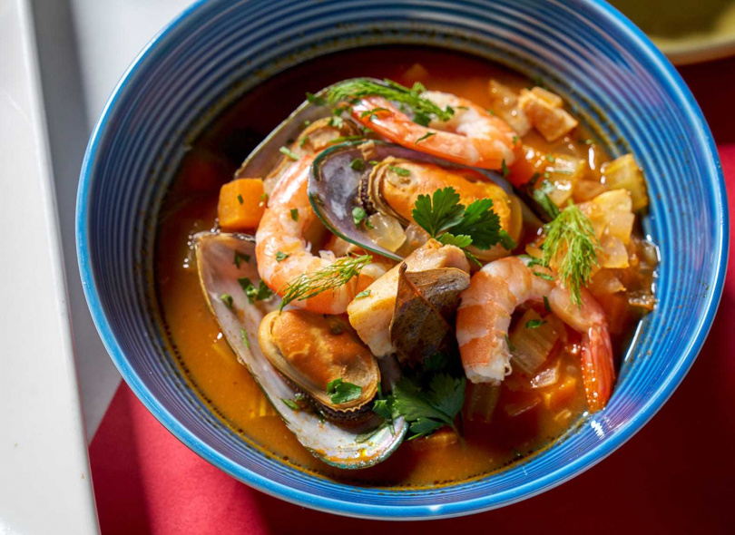 利古里亞燉魚湯：以清爽的番茄為基底，加入蝦、貝類和魚等海鮮，燉煮出大海的精華(圖／台北福華大飯店提供）
