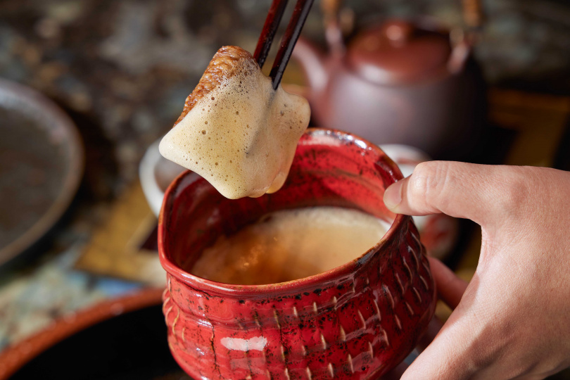《關西風壽喜燒》裹上香濃蛋液與艷姬米飯一口享用，平衡出的鹹甜風味，為黑毛屋招待所必嚐的招牌美味。