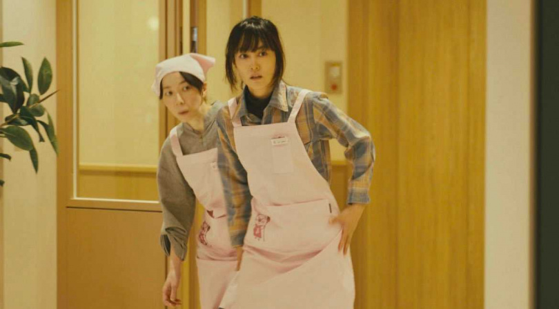 《入侵者們的晚餐》平岩紙（左）、菊地凜子都是擔任鐘點清潔工的離婚女性，相同的背景讓兩人成為好友。（圖／翻攝自《入侵者們的晚餐》twitter）