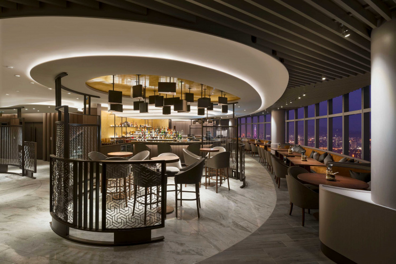 Asia49亞洲料理及酒廊室內空間摩登雅致，坐擁無邊際高樓美景，是約會餐廳首選。