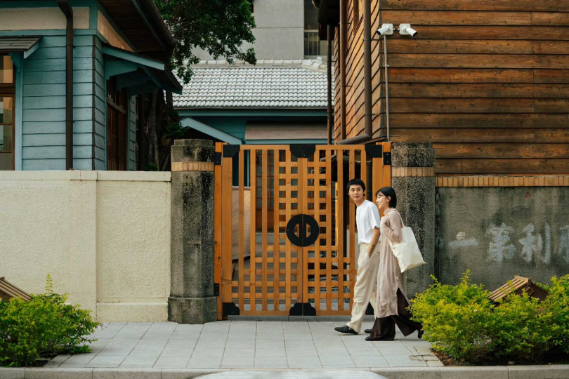 由三座日式建築組成的「東門町1923」，仍然留有清朝遺構龍王廟，圍牆亦依稀能看見戰後標語「反攻第一、勝利第一」。