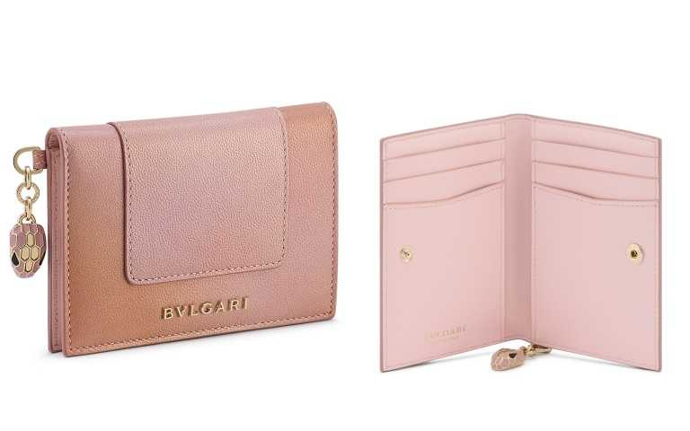 BULGARI Serpenti Forever淡粉石英色山羊皮折式信用卡夾價格店洽 (Size：11X8X1.5 cm)（圖／品牌提供）