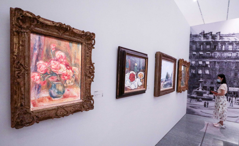 此次印象派畫家作品中不可錯過的包括雷諾瓦〈裝著玫瑰的花瓶〉、塞尚〈桃子與櫻桃的靜物畫〉與畢沙羅的〈法國劇院前廣場〉等。（圖／趙文彬攝）