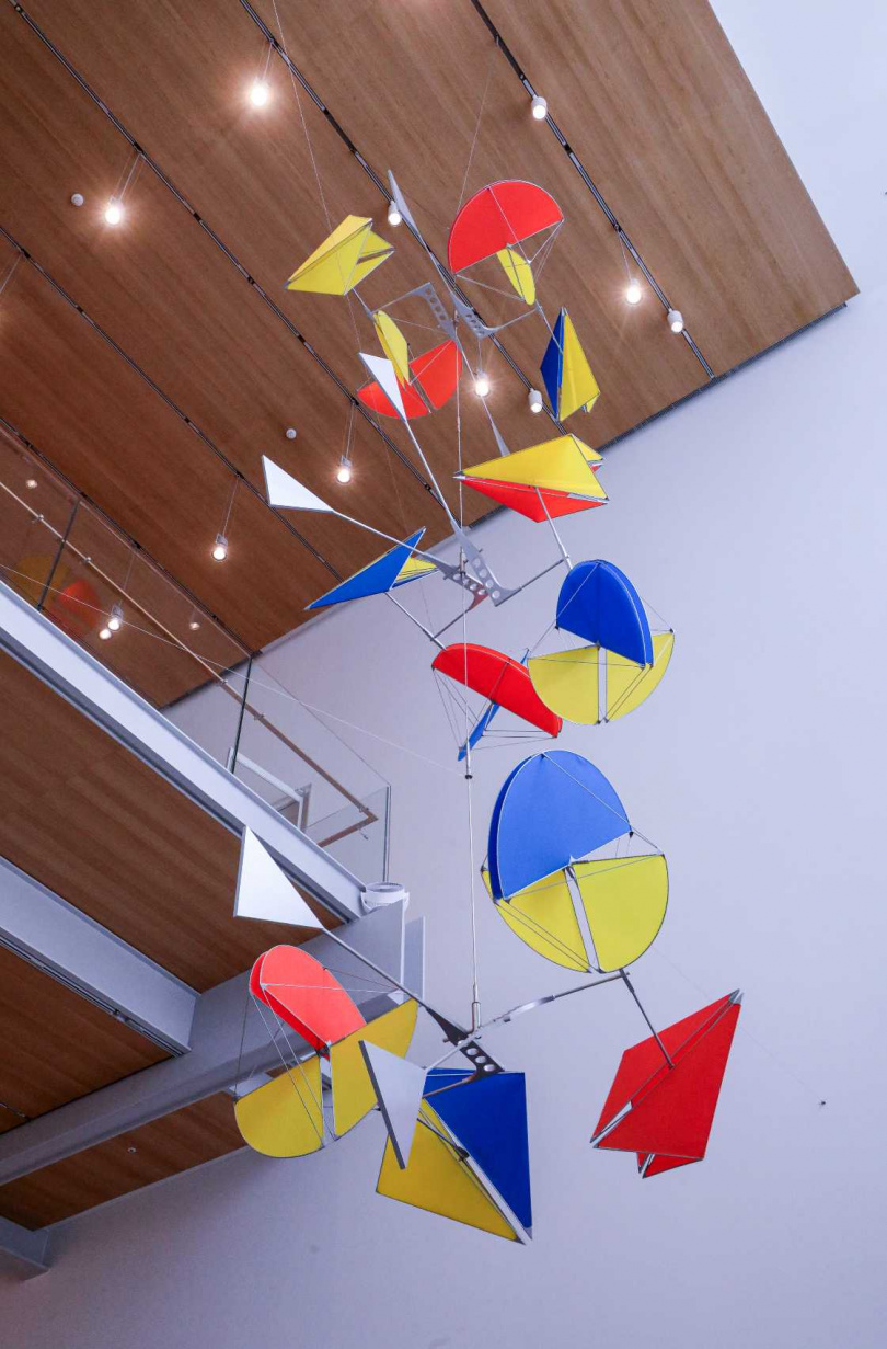 與倫佐．皮亞諾合作最多公共藝術的新宮晉為富邦美術館打造的風動作品〈Galaxy〉，懸掛於美術館大廳，鮮豔色彩讓空間生動起來。（圖／趙文彬攝）