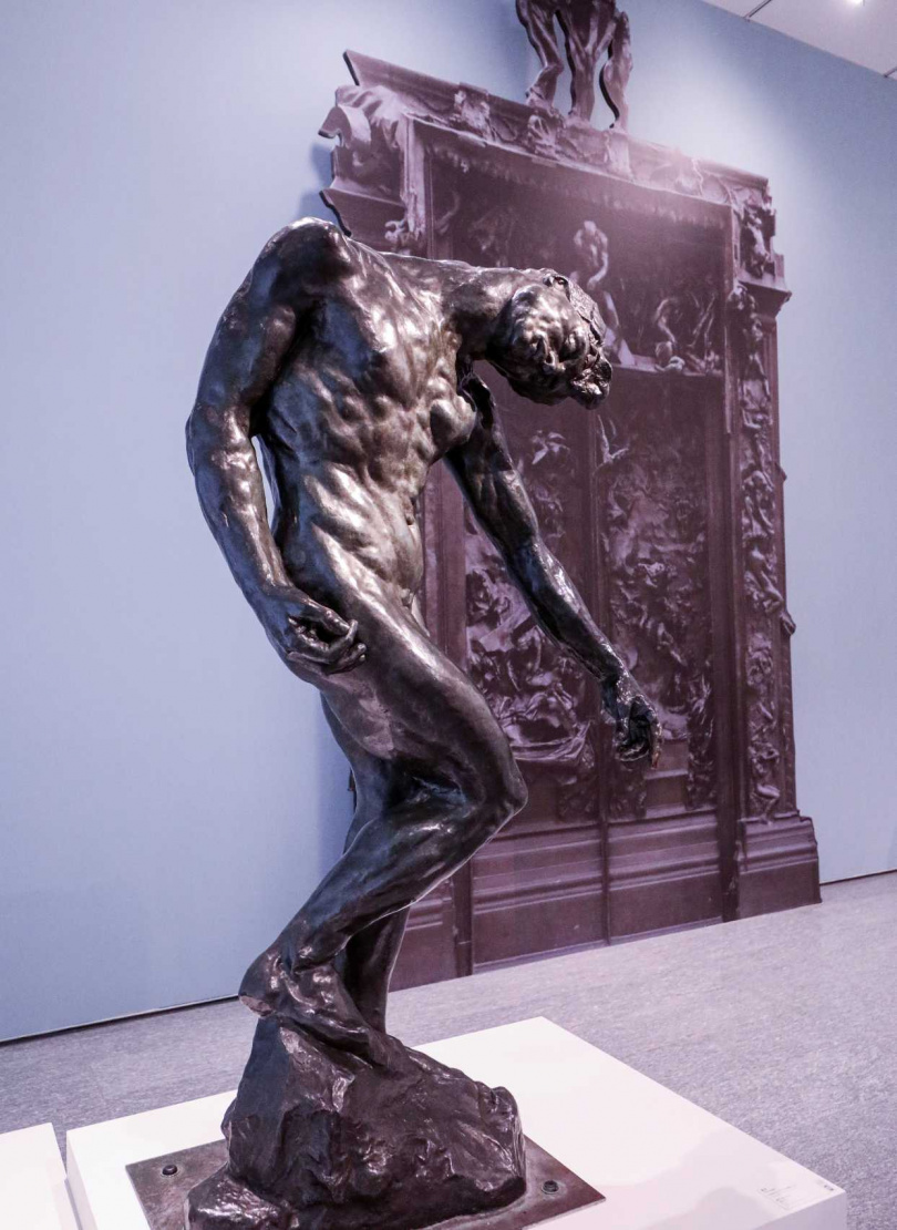 羅丹將〈影子〉重複三次發展出〈三個影子〉群像，安放於〈地獄之門〉頂端，原型雕塑約作於1880年，本作翻鑄於1969年。（圖／趙文彬攝）