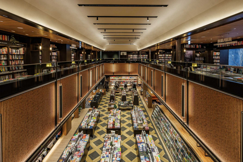 貫穿3、4樓而且挑高10米的雙層誠品書店，是南台灣藏書最豐富的館別。（圖／誠品生活提供）