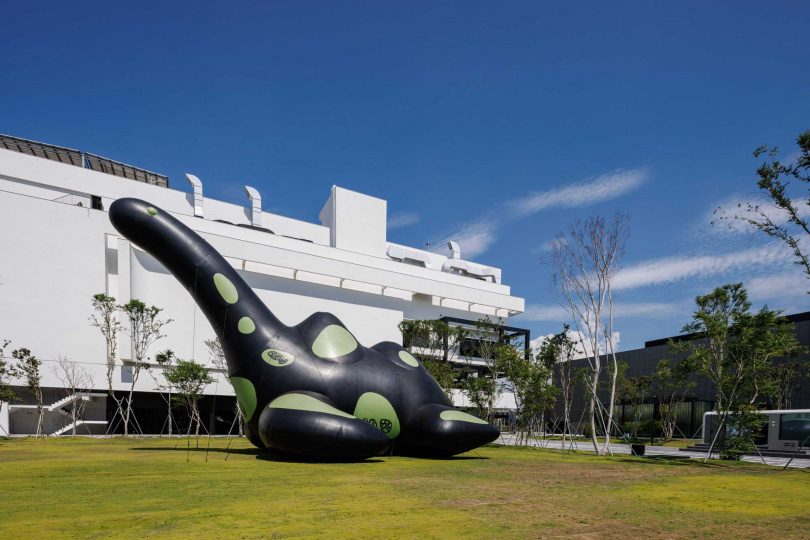 藝術家陳普逾12米高的藝術裝置「巨型蛇頸龍」現身戶外草坪。（圖／誠品生活提供）