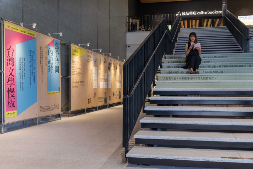 戶外百階大步梯首檔推出「台灣文學慢板」策展。（圖／誠品生活提供）