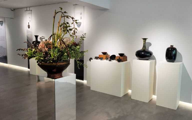 展覽現場臥雲山房主理人李幸芸花藝。（圖片提供／理善藝聚）