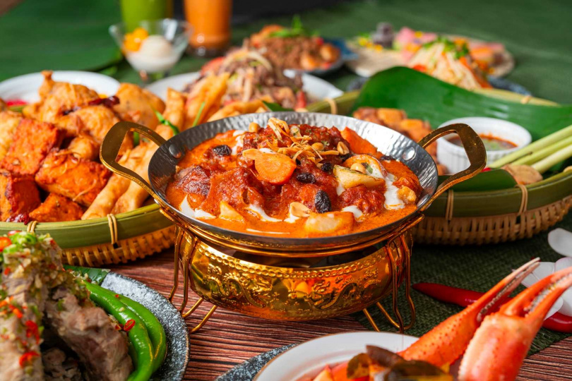 「A-Ròi 泰式盛典」菜色豐富,其中「瑪莎曼咖哩雞肉」醬汁溫潤甘甜,添加花生、葡萄乾與馬鈴薯入菜,重現正宗泰式吃法。(圖/福容大飯店A8店提供)