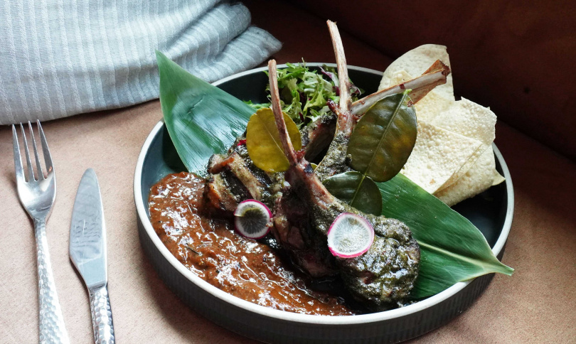 烤至約7分熟的「部落香烤小牛肋排」肉質鮮嫩，可搭配印度脆餅增添食趣。（880元，圖／魏妤靜攝）