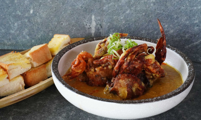 「黃咖哩酥炸軟殼蟹附吐司」。（580元，圖／魏妤靜攝）