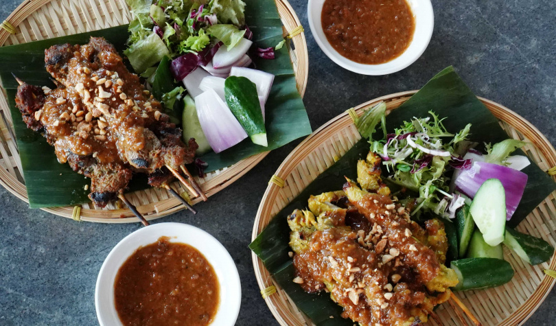 「大馬香烤沙嗲串」可選擇羊腩（左，480元）、雞肉（420元）或牛腩，搭配甜中帶辣的花生醬十分過癮。（圖／魏妤靜攝）