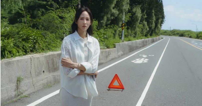 張鈞甯為了到澎湖拍戲備妥各種防曬用品。(圖/米神國際提供)