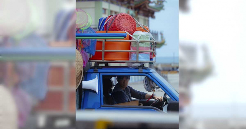 周渝民飾演行動雜貨車老闆。(圖/米神國際提供)