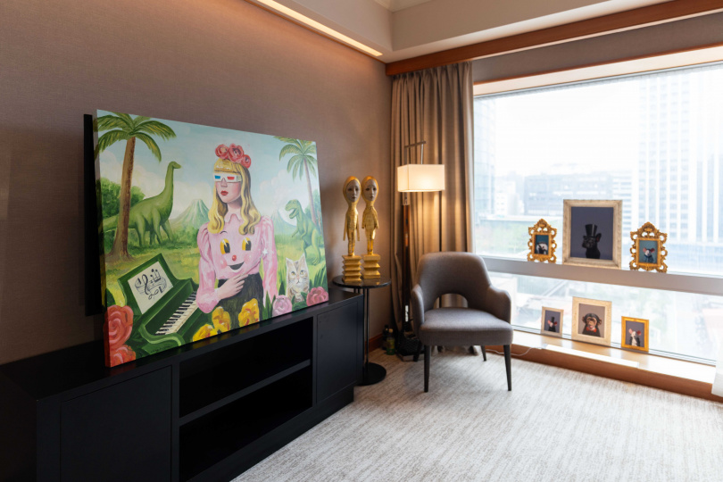 「藝術無限（Unlimited）」展區匯聚國際藝廊與當代藝術家，伊日後樂園以繪畫、雕塑與裝置呈現現實與夢境交會的想像張力。（圖／ONE ART Taipei藝術台北提供）