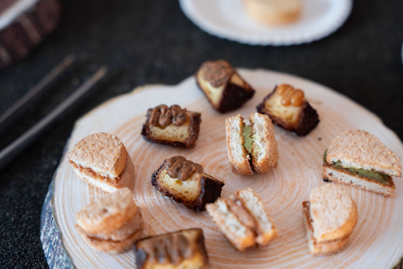 「PETIT SAM LIU」以法式職人精神製作經典可麗露，為貴賓室賓客帶來層次豐富的味覺享受。（圖／ONE ART Taipei藝術台北提供）