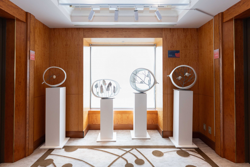 「快閃美術館（Pop-up Museum）」公共藝術展區，潮時藝術呈現崔永嬿的《吉普賽人的都市計畫－家》，以氣球、枝幹與小屋創造場景，將「家」詮釋為漂浮於現實與夢想。（圖／ONE ART Taipei藝術台北提供）