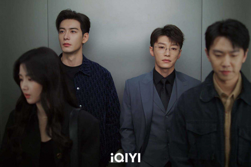 陳星旭（左2）在電梯戲花絮中向代旭（右2）撒嬌。（圖／iQIYI愛奇藝國際版）