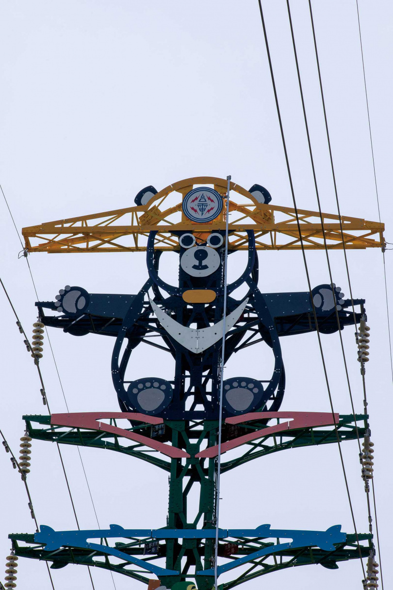 彩繪了台灣黑熊的電塔，廢棄後因造型特殊，成為台灣少見的景觀電塔。（圖／宋岱融攝）